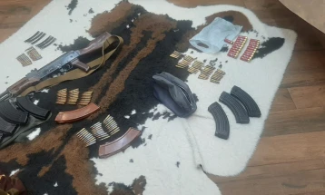 Претрес во скопско, кај двајца полициски службеници пронајдено оружје и муниција
