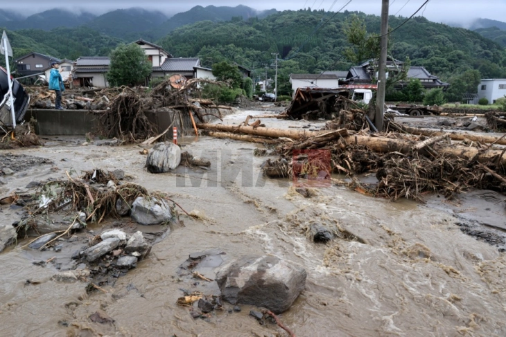Две лица загинаа, неколку се водат како исчезнати по обилните дождови во североисточна Јапонија