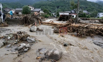 Две лица загинаа, неколку се водат како исчезнати по обилните дождови во североисточна Јапонија