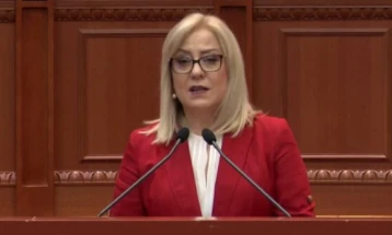Претседателката на албанскиот Парламент, Линдита Никола, поднесе оставка од функцијата 