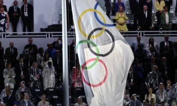 Олимпиското знаме закачено  наопаку на јарболот на свеченото отворање на Игрите во Париз