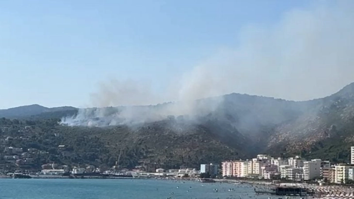 Голем пожар на планината над Шенѓин, загрозени се објекти во кои престојуваат туристите