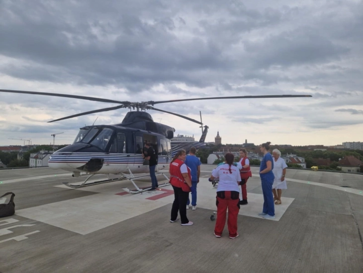 Пациентот со параплегија Леонид Индов транспортиран со хеликоптер од Виена во Скопје