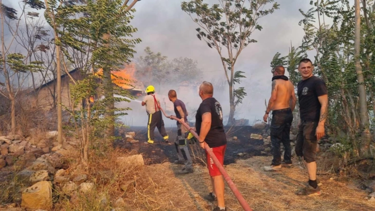 Едно лице загина во пожарот што го зафати кумановското село Кокошиње
