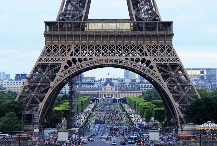 From heavy rain to hot sun: Hats and water bottles given out in Paris