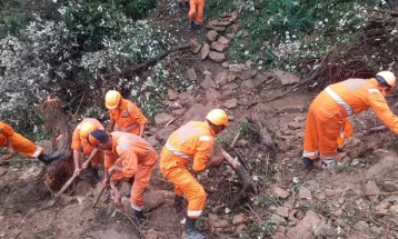 Најмалку 56 лица го загубија животот во лизгање на земјиште во Индија, 101 лице спасено