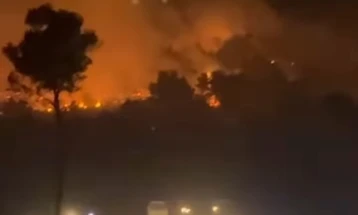 Пожарот со големи размери во Шенѓин се шири во близина на хотели и апартмани, жителите и туристите евакуирани