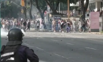 Околу 750 лица уапсени на протестите во Венецуела против Мадуро