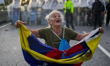 Венецуелската војска доби наредба да излезе на улиците по насилните протести низ земјата
