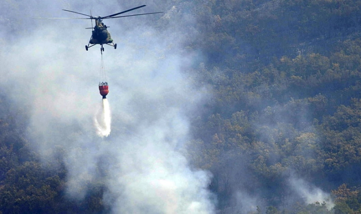 Полициски хеликоптери исфрлија над 166 тони вода врз пожарите кај Пехчево и Старо Нагоричане