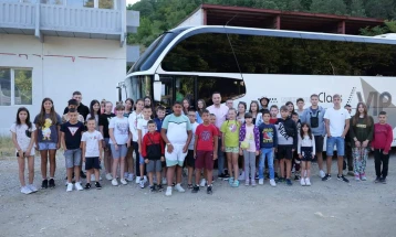 Четириесет деца од Крива Паланка од социјален ризик заминаа на бесплатен летен одмор