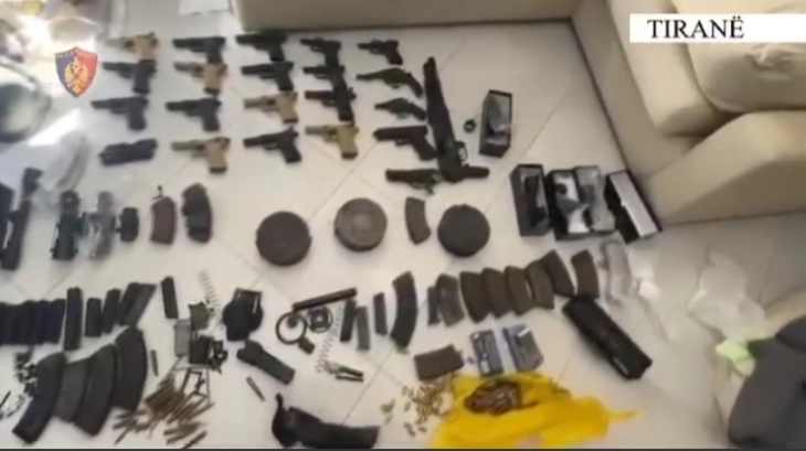 Албанската полиција уапси лица кои шверцувале оружје од Албанија во ОК
