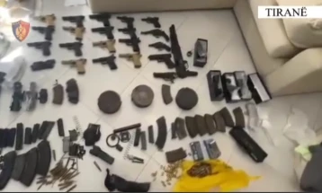 Албанската полиција уапси лица кои шверцувале оружје од Албанија во ОК
