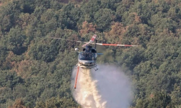 Полициските хеликоптери фрлија над 140 тони вода врз пожарите во Старо Нагоричане и во Светиниколско