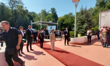 Обраќање на претседателката Гордана Сиљановска Давкова пред Меморијалниот Центар АСНОМ Пелинце (во живо)