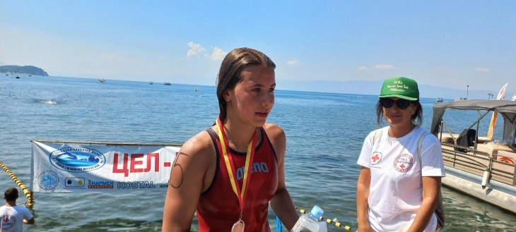 Сара Јанковиќ и Петар Цеков победници на Илинденскиот мал пливачки маратон на Охридското Езеро