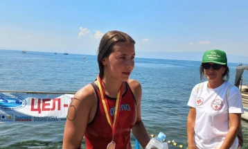Сара Јанковиќ и Петар Цеков победници на Илинденскиот мал пливачки маратон на Охридското Езеро