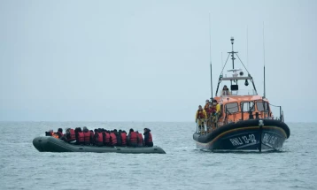 Велика Британија известува дека речиси 17.000 мигранти преминале преку Ламанш годинава