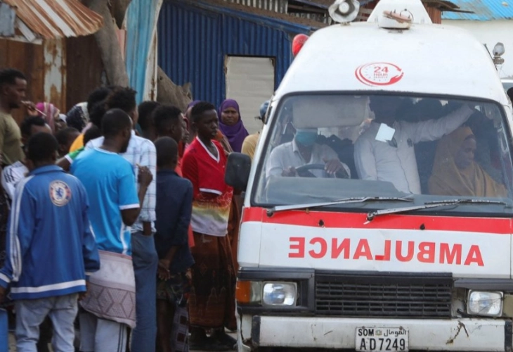 Најмалку 32 жртви во терористичкиот напад во Могадишу