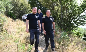 Тошковски и Ангелов извршија увид на состојбата на терен на пожарот во атарот на с. Зеленград, на Осоговските планини