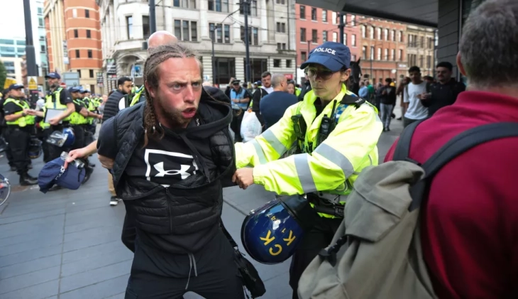 Судири меѓу полицијата и демонстрантите во неколку британски градови