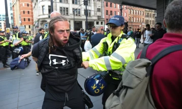 Судири меѓу полицијата и демонстрантите во неколку британски градови