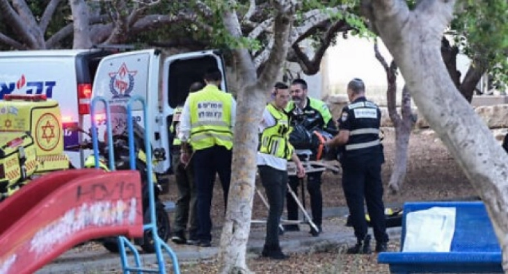 Палестинец со нож убил две и повредил уште две други лица во градот Холон, во централен Израел