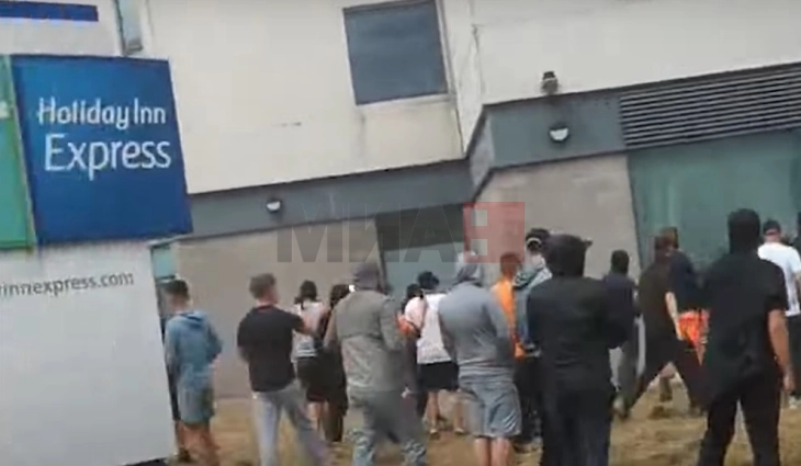 Стотици антиимиграциони демонстранти нападнаа хотел во Јужен Јоркшир, користен за сместување мигранти
