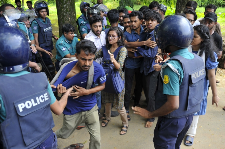 Армијата ја презема власта во Бангладеш