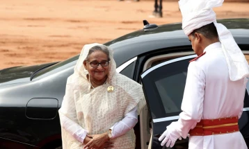 Премиерката на Бангладеш ја напушти државата, армијата презеде контрола