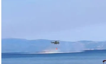 Српскиот хелкоптер „Ербас Х215 Супер Пума“ го гаси пожарот кај Охрид 
