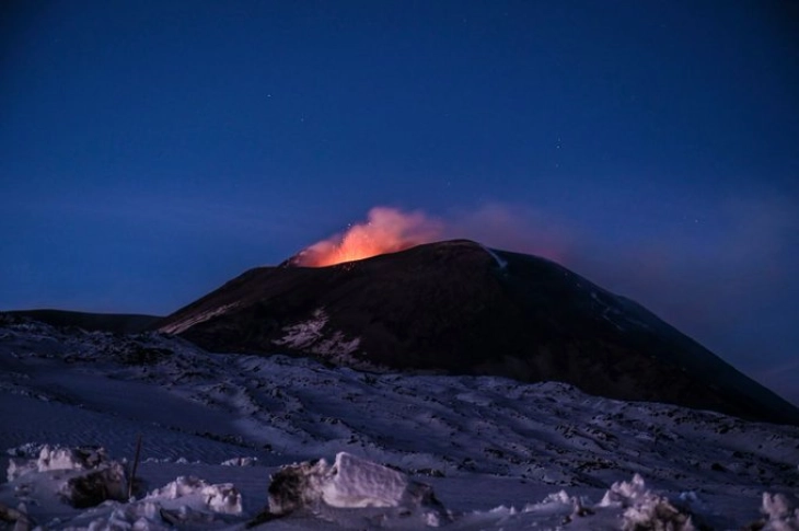 Etna shpërtheu përsëri , u mbyll aeroporti i Katanias