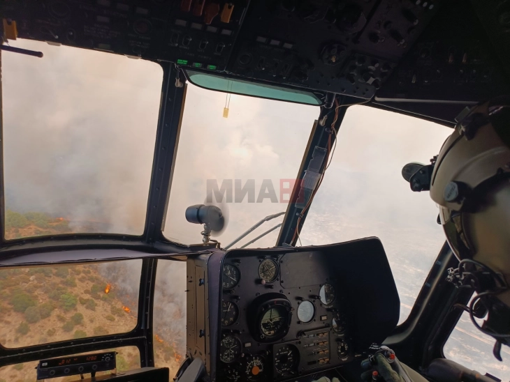 Dy helikopterët e Armatës hodhi 44 tonë ujë mbi zjarrin në malin Serta