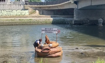 Протестна уметничко-скулптурална акција во Вардар како повик за изградба на пречистителна станица