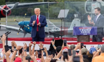 Трамп се појави зад непробојно стакло на митингот во Северна Каролина