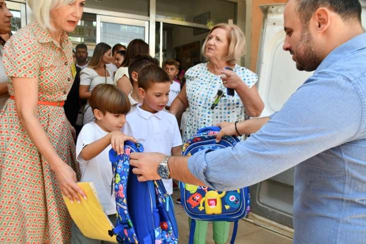 Општина Кисела Вода: Бесплатни ранци за сите првачиња