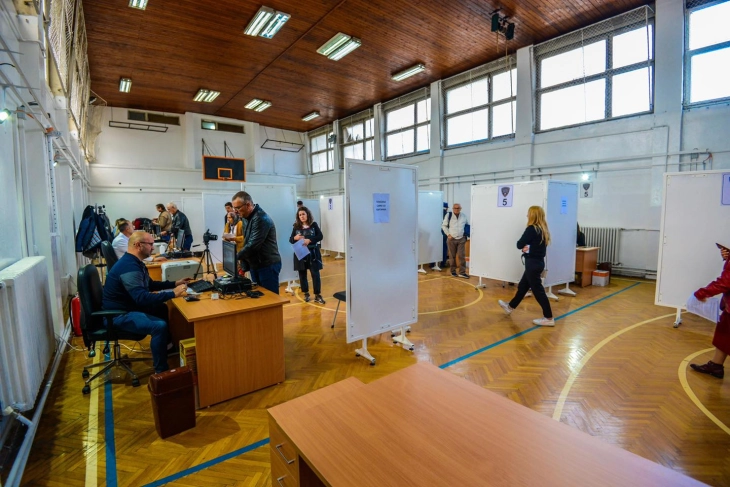 Toshkovski për vizitë në pikën për dokumente personale 