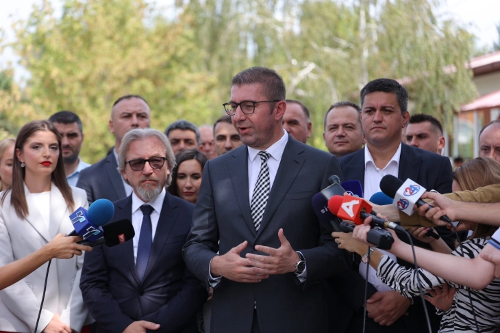 Mickoski: Kemi kujdes që mos t'i shkelim ligjet gjatë ndërrimit të drejtorëve në institucione