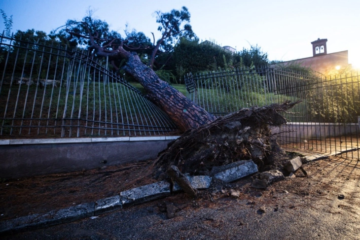 Severe storm hits Rome, month's worth of rain falls in just one hour