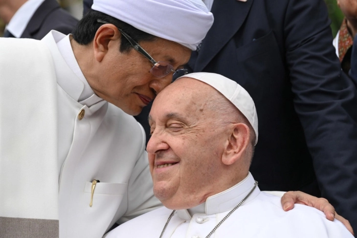 Pope Francis calls for solidarity against religious extremism