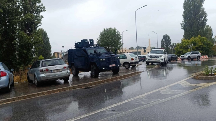 Двајца челници на партија на косовските Срби уапсени во Северна Митровица поради исвиркување на Курти