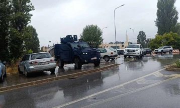 Двајца челници на партија на косовските Срби уапсени во Северна Митровица поради исвиркување на Курти