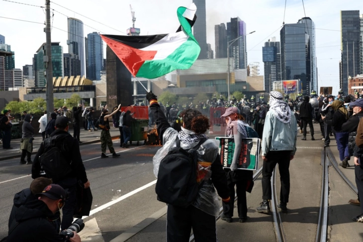 Në protestën propalestineze në Melburn u arrestuan 33 persona, ndërsa rreth 20 policë u lënduan