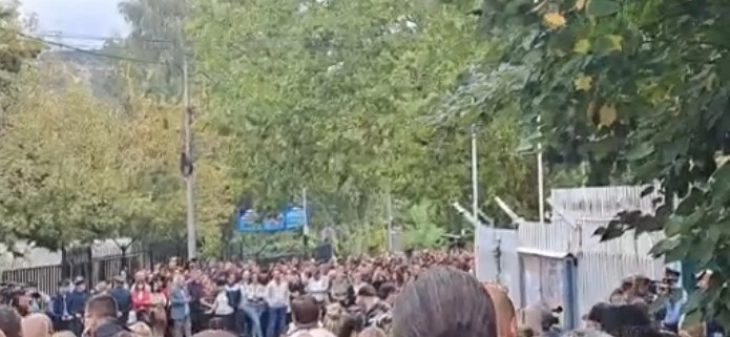 Протест пред полициската станица во Косовска Митровица поради апсењето на четворицата српски младинци