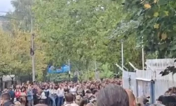 Протест пред полициската станица во Косовска Митровица поради апсењето на четворицата српски младинци