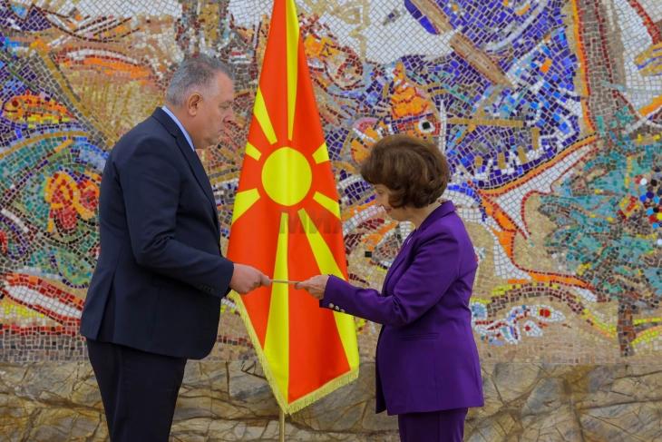 Presidentja Siljanovska-Davkova i pranoi letrat kredenciale të ambasadorit të sapoemëruar të Malit të Zi, Zoran Miljaniq