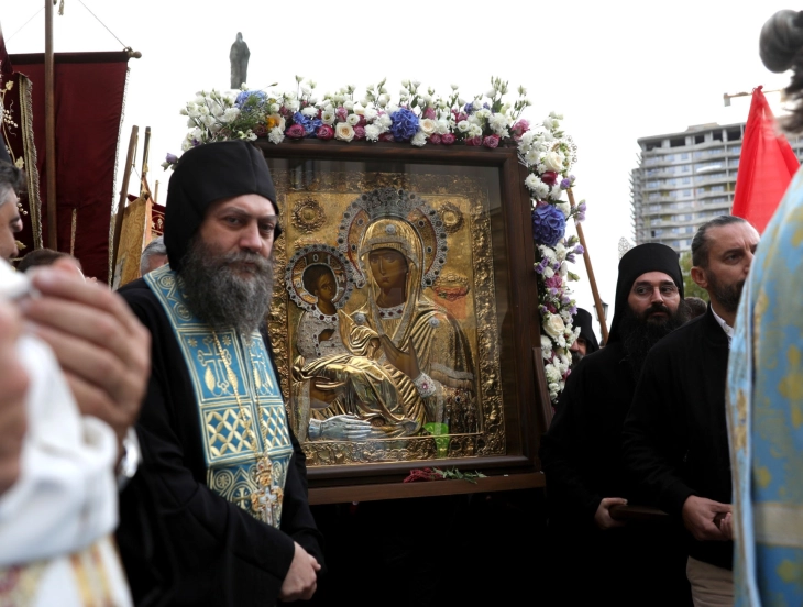 Богородичната икона Троеручица пристигна во Скопје