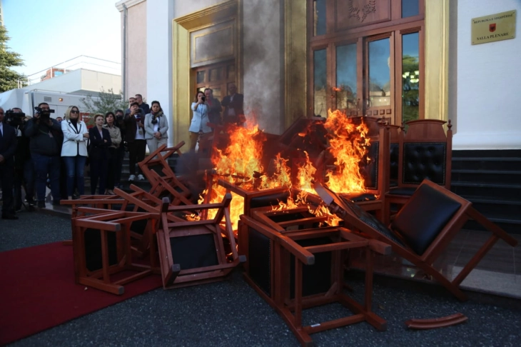 Rama ka reaguar pas kaosit në parlament: Ne mbjellim, ata shkatërrojnë