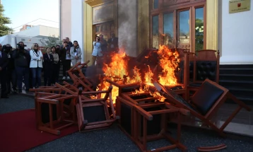 Rama ka reaguar pas kaosit në parlament: Ne mbjellim, ata shkatërrojnë