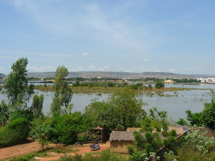 Gjashtëmbëdhjetë të vdekur dhe dhjetëra të zhdukur pasi një anije është fundosur në Nigeri